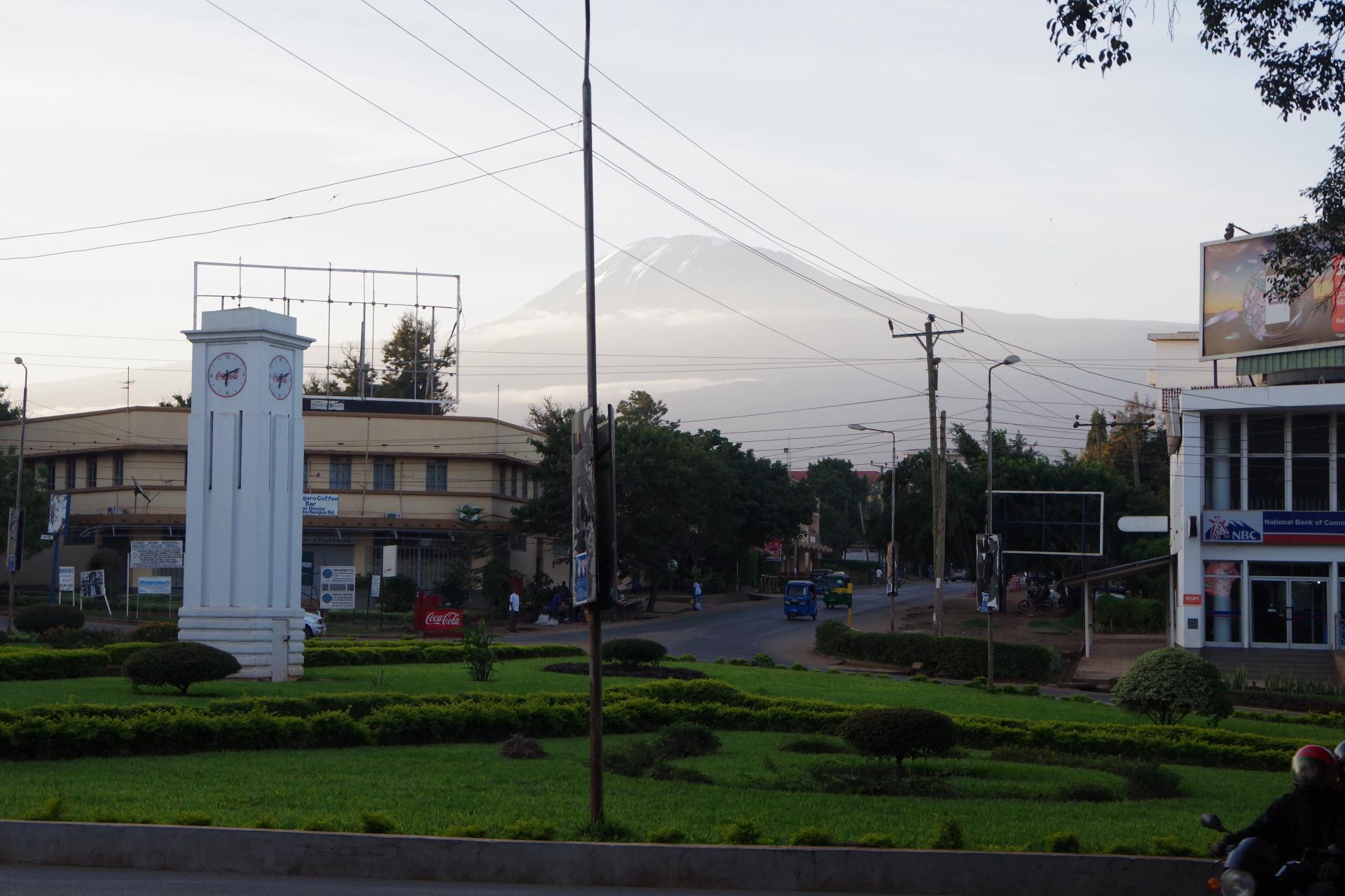 Le Kilimanjaro depuis le rond point de la Clock Tower