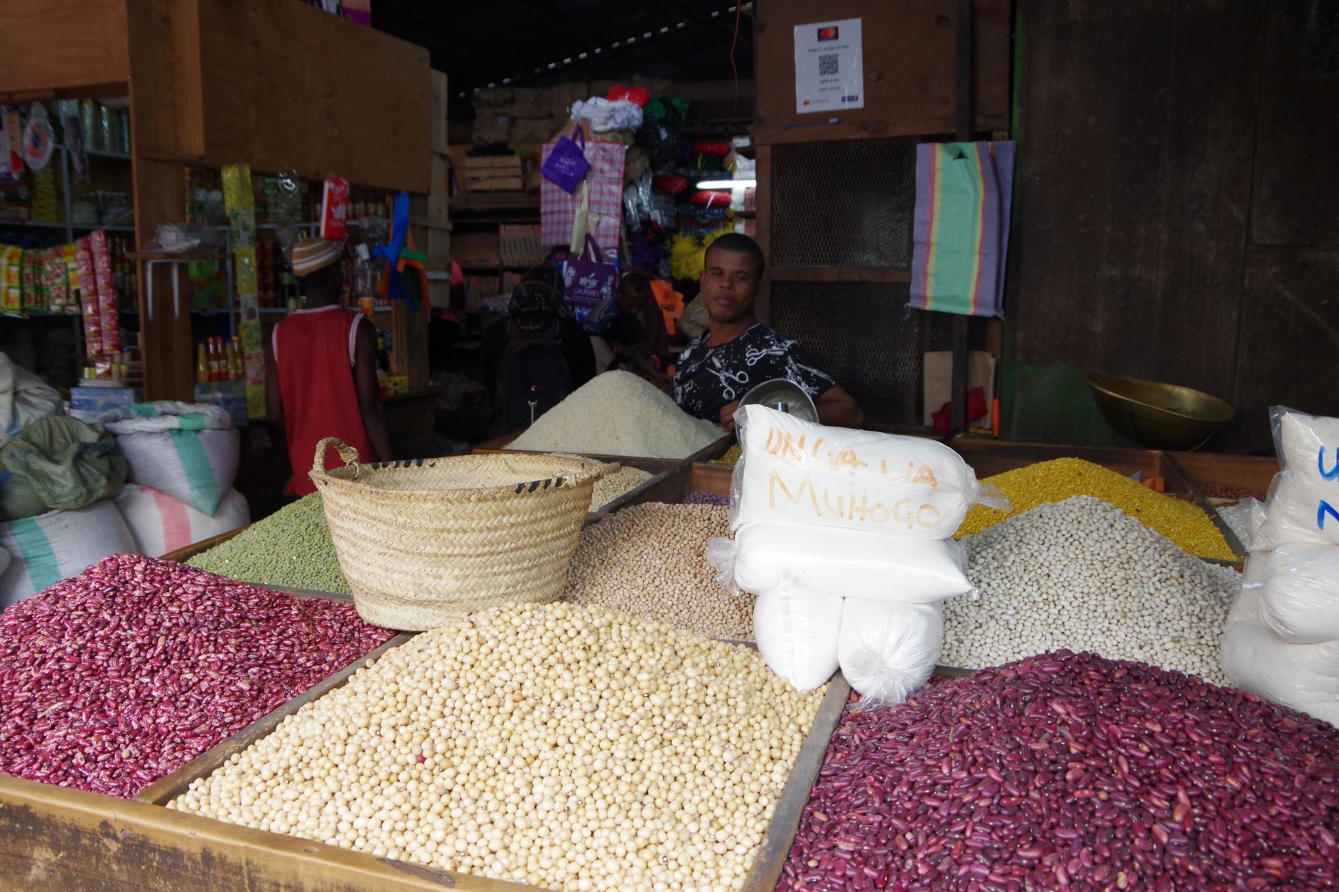 Haricots et épices au Kariakoo Market