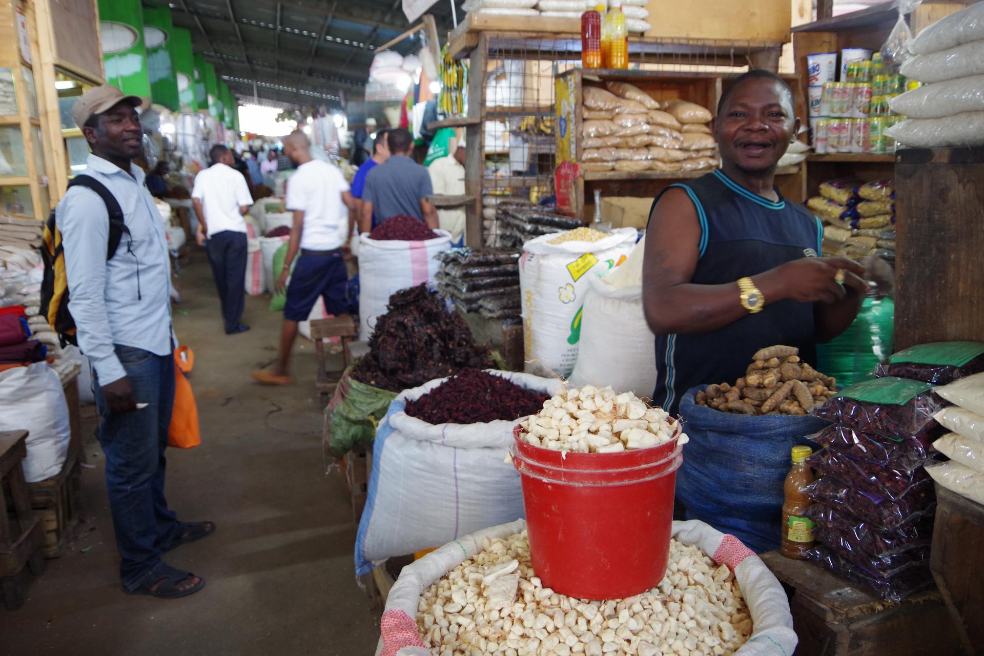 Pulpe sèche de baobab au premier plan, ou 