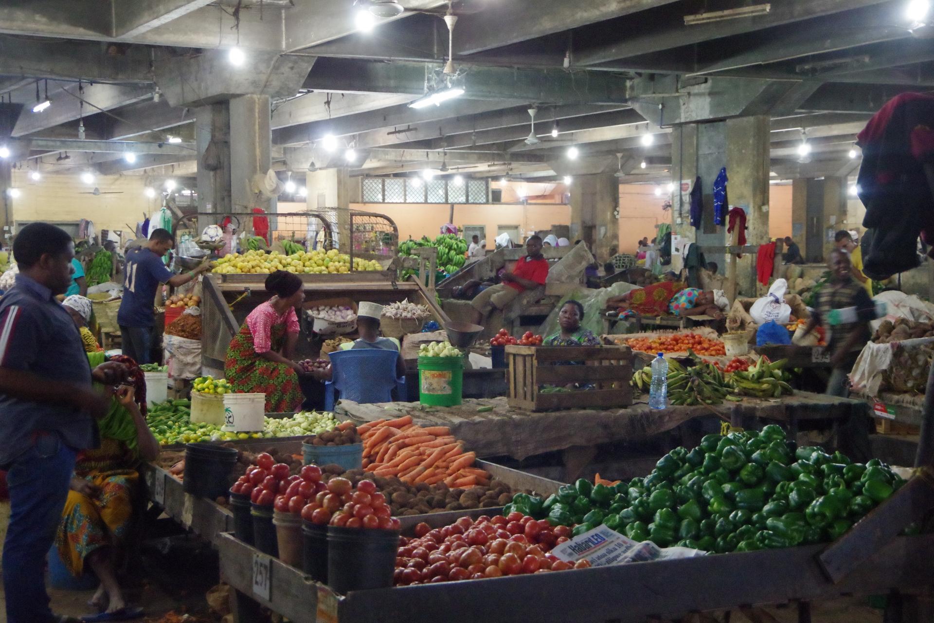 Vendeurs de légumes au Kariakoo Market