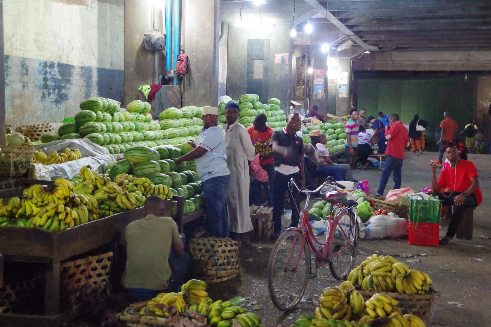 Vendeurs de fruits au Kariakoo Market