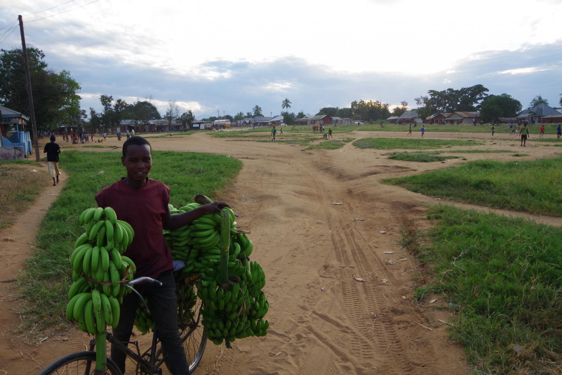 Vendeur de bananes devant le terrain de football